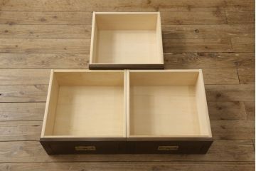 中古　カリモク家具(karimoku)　domani(ドマーニ)　Morganton(モーガントン)　スリムで背の高いガラスキャビネット(定価約30万円)(ガラスケース、飾り棚、陳列棚)(R-057453)