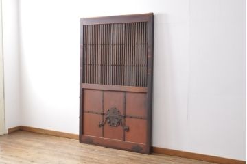 アンティーク建具　総欅材(ケヤキ)　巾着金具　趣溢れる色味が魅力的な富山格子蔵戸1枚(格子戸、引き戸、玄関戸)(R-057454)