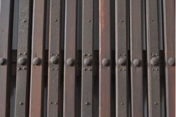 アンティーク建具　総欅材(ケヤキ)　巾着金具　趣溢れる色味が魅力的な富山格子蔵戸1枚(格子戸、引き戸、玄関戸)(R-057454)