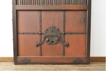 アンティーク建具　総欅材(ケヤキ)　巾着金具　趣溢れる色味が魅力的な富山格子蔵戸1枚(格子戸、引き戸、玄関戸)(R-057454)