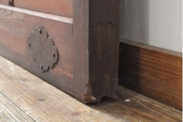アンティーク建具　総欅材(ケヤキ)　巾着金具　趣溢れる色味が魅力的な富山格子蔵戸1枚(格子戸、引き戸、玄関戸)(R-057454)