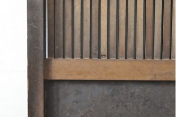 アンティーク建具　総欅材(ケヤキ)　巾着金具　趣溢れる色味が魅力的な富山格子蔵戸1枚(格子戸、引き戸、玄関戸)(R-057454)