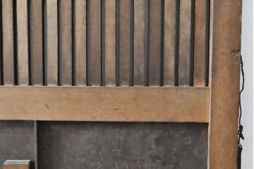 アンティーク建具　総欅材(ケヤキ)　巾着金具　趣溢れる色味が魅力的な富山格子蔵戸1枚(格子戸、引き戸、玄関戸)(R-057454)