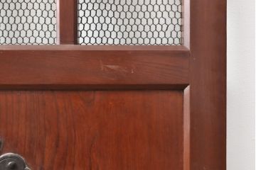 アンティーク建具　大きな金具が存在感抜群!漆の綺麗な格子蔵戸1枚(きつね格子、狐格子、格子戸、マス目、升目、引き戸、玄関戸)(R-057455)