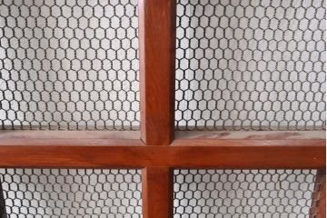 アンティーク建具　大きな金具が存在感抜群!漆の綺麗な格子蔵戸1枚(きつね格子、狐格子、格子戸、マス目、升目、引き戸、玄関戸)(R-057455)