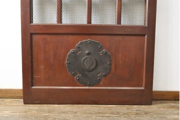 アンティーク建具　大きな金具が存在感抜群!漆の綺麗な格子蔵戸1枚(きつね格子、狐格子、格子戸、マス目、升目、引き戸、玄関戸)(R-057455)