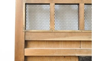 アンティーク建具　大きな金具が存在感抜群!漆の綺麗な格子蔵戸1枚(きつね格子、狐格子、格子戸、マス目、升目、引き戸、玄関戸)(R-057455)