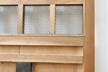 アンティーク建具　大きな金具が存在感抜群!漆の綺麗な格子蔵戸1枚(きつね格子、狐格子、格子戸、マス目、升目、引き戸、玄関戸)(R-057455)