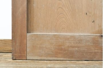 アンティーク建具　大きな金具が存在感抜群!漆の綺麗な格子蔵戸1枚(きつね格子、狐格子、格子戸、マス目、升目、引き戸、玄関戸)(R-057455)