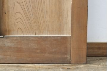 アンティーク建具　大きな金具が存在感抜群!漆の綺麗な格子蔵戸1枚(きつね格子、狐格子、格子戸、マス目、升目、引き戸、玄関戸)(R-057455)