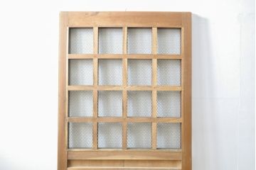 アンティーク建具　大きな金具が存在感抜群!漆の綺麗な格子蔵戸1枚(きつね格子、狐格子、格子戸、マス目、升目、引き戸、玄関戸)(R-057455)