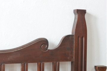イギリスアンティーク　マホガニー材　落ち着きのある色合いでクラシカルな雰囲気を高めるベッドフレーム(ダブルサイズ)(R-057459)