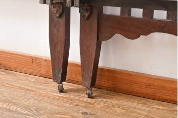 イギリスアンティーク　マホガニー材　落ち着きのある色合いでクラシカルな雰囲気を高めるベッドフレーム(ダブルサイズ)(R-057459)
