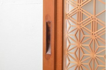 中古　美品　両面ガラス　繊細な組子細工が凛とした印象を放つ全面組子入りガラス戸2枚セット(引き戸、建具)(R-057461)