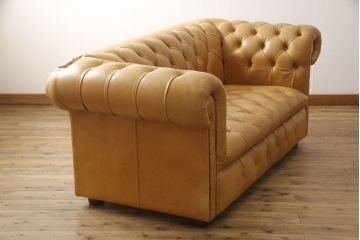 中古　イギリス製　DISTINCTIVE CHESTERFIELDS(ディスティンクティブ・チェスターフィールド)　本革2人掛け　上質な空間づくりに取り入れたいレザーソファ(定価48万円)(二人掛けソファ、2P)(R-057466)
