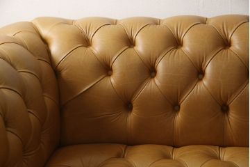 中古　イギリス製　DISTINCTIVE CHESTERFIELDS(ディスティンクティブ・チェスターフィールド)　本革2人掛け　上質な空間づくりに取り入れたいレザーソファ(定価48万円)(二人掛けソファ、2P)(R-057466)
