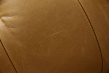 中古　イギリス製　DISTINCTIVE CHESTERFIELDS(ディスティンクティブ・チェスターフィールド)　本革2人掛け　上質な空間づくりに取り入れたいレザーソファ(定価48万円)(二人掛けソファ、2P)(R-057466)
