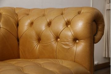 中古　イギリス製　DISTINCTIVE CHESTERFIELDS(ディスティンクティブ・チェスターフィールド)　本革2人掛け　上質な空間づくりに取り入れたいレザーソファ(定価48万円)(二人掛けソファ、2P)(R-057466)