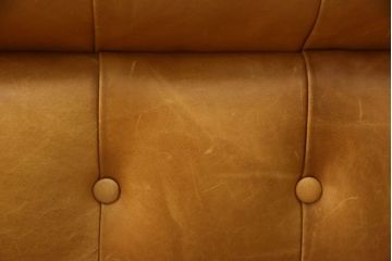 中古　イギリス製　DISTINCTIVE CHESTERFIELDS(ディスティンクティブ・チェスターフィールド)　本革2人掛け　上質な空間づくりに取り入れたいレザーソファ(定価48万円)(二人掛けソファ、2P)(R-057466)