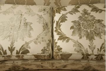中古　高級品　IDC大塚家具取り扱い　イギリス　デュレスタ　気品あふれる佇まいが美しい2.5人掛けソファ(定価約110万円)(3人掛けソファ、2人掛けソファ)(R-057469)