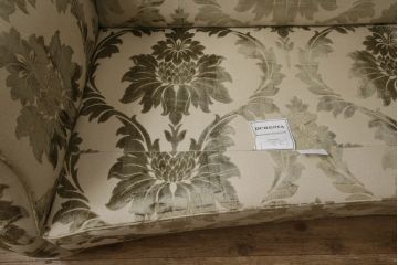 中古　高級品　IDC大塚家具取り扱い　イギリス　デュレスタ　気品あふれる佇まいが美しい2.5人掛けソファ(定価約110万円)(3人掛けソファ、2人掛けソファ)(R-057469)