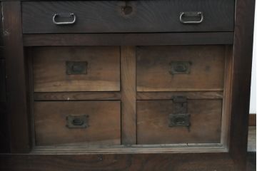 和製アンティーク　前面ケヤキ材　落ち着きのある色合いと重厚な佇まいが魅力のサイドボード(布団箪笥、水屋箪笥、収納箪笥、収納棚、サイドチェスト、欅材)(R-057472)