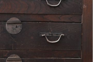 和製アンティーク　前面ケヤキ材　落ち着きのある色合いと重厚な佇まいが魅力のサイドボード(布団箪笥、水屋箪笥、収納箪笥、収納棚、サイドチェスト、欅材)(R-057472)