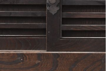和製アンティーク　前面ケヤキ材　落ち着きのある色合いと重厚な佇まいが魅力のサイドボード(布団箪笥、水屋箪笥、収納箪笥、収納棚、サイドチェスト、欅材)(R-057472)