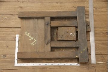アンティーク雑貨　貫録を実感させる蔵戸の錠前金具(ディスプレイ雑貨、蔵戸パーツ)(R-057475)