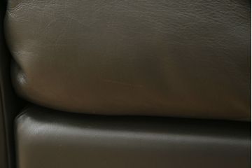 中古　美品　デセデ(de Sede)　グレー色　本革レザー　シンプルモダンなフォルムが格好良い1人掛けレザーソファ(定価約60万円)(アームチェア、一人掛けソファ)(R-057489)