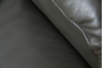 中古　美品　デセデ(de Sede)　グレー色　本革レザー　シンプルモダンなフォルムが格好良い1人掛けレザーソファ(定価約60万円)(アームチェア、一人掛けソファ)(R-057489)
