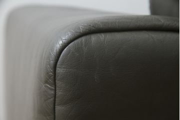 中古　美品　デセデ(de Sede)　グレー色　本革レザー　シンプルモダンなフォルムが格好良い1人掛けレザーソファ(定価約60万円)(アームチェア、一人掛けソファ)(R-057489)