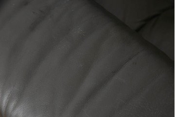 中古　美品　デセデ(de Sede)　グレー色　本革レザー　シンプルモダンなフォルムが格好良い1人掛けレザーソファ(定価約60万円)(アームチェア、一人掛けソファ)(R-057490)