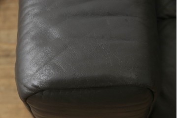 中古　美品　デセデ(de Sede)　グレー色　本革レザー　シンプルモダンなフォルムが格好良い1人掛けレザーソファ(定価約60万円)(アームチェア、一人掛けソファ)(R-057490)