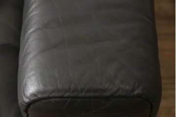 中古　美品　デセデ(de Sede)　グレー色　本革レザー　シンプルモダンなフォルムが格好良い1人掛けレザーソファ(定価約60万円)(アームチェア、一人掛けソファ)(R-057490)