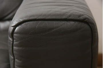 中古　美品　デセデ(de Sede)　グレー色　本革レザー　シンプルモダンなフォルムが格好良い1人掛けレザーソファ(定価約60万円)(アームチェア、一人掛けソファ)(R-057490)