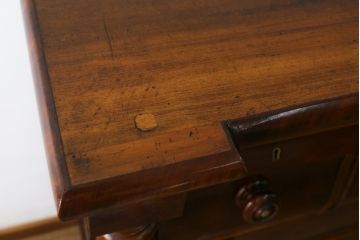 イギリスアンティーク　マホガニー　存在感抜群!　大振りな脚付きチェスト(キャビネット、サイドボード、引き出し)(R-057493)