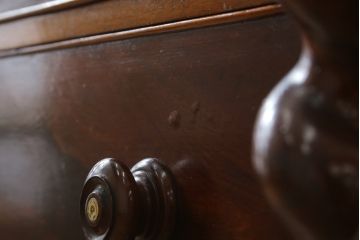 イギリスアンティーク　マホガニー　存在感抜群!　大振りな脚付きチェスト(キャビネット、サイドボード、引き出し)(R-057493)
