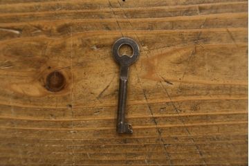 イギリスアンティーク　マホガニー　存在感抜群!　大振りな脚付きチェスト(キャビネット、サイドボード、引き出し)(R-057493)