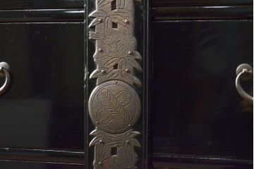 和製アンティーク　平打ち金具と漆塗りが目を引く庄内箪笥(時代箪笥、和タンス、引き出し)(R-057498)