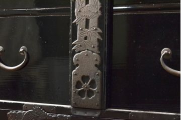 和製アンティーク　平打ち金具と漆塗りが目を引く庄内箪笥(時代箪笥、和タンス、引き出し)(R-057498)