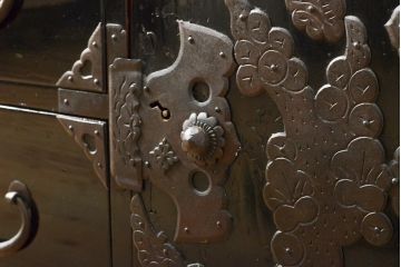 和製アンティーク　平打ち金具と漆塗りが目を引く庄内箪笥(時代箪笥、和タンス、引き出し)(R-057498)