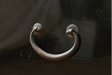 和製アンティーク　平打ち金具と漆塗りが目を引く庄内箪笥(時代箪笥、和タンス、引き出し)(R-057498)