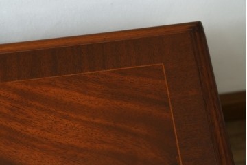 中古　最高級　イギリス　Charles Barr(チャールズ バー)　マホガニー　美しい木目が目を引く、象嵌入りセンターテーブル　定価約62万円　(R-057502)