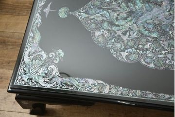 中古　極上美品　ガラス天板付き　まるで美術品のような螺鈿細工が美しい漆塗り座卓(定価約100万円)(ローテーブル)(R-057503)