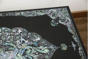 中古　極上美品　ガラス天板付き　まるで美術品のような螺鈿細工が美しい漆塗り座卓(定価約100万円)(ローテーブル)(R-057503)