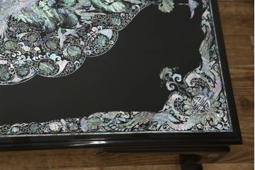 中古　極上美品　ガラス天板付き　まるで美術品のような螺鈿細工が美しい漆塗り座卓(定価約100万円)(ローテーブル)(R-057503)