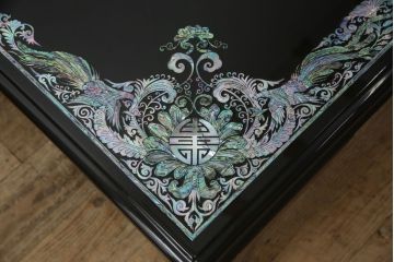 中古　極上美品　ガラス天板付き　まるで美術品のような螺鈿細工が美しい漆塗り座卓(定価約100万円)(ローテーブル)(R-057503)