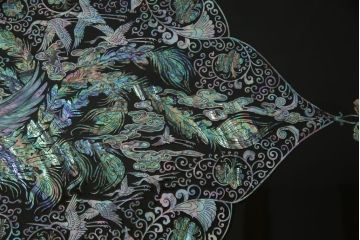 中古　極上美品　ガラス天板付き　まるで美術品のような螺鈿細工が美しい漆塗り座卓(定価約100万円)(ローテーブル)(R-057503)