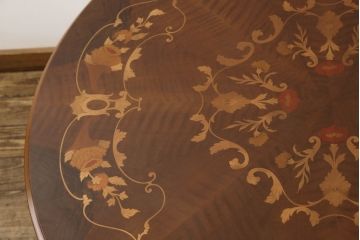 中古　イタリア輸入家具　クラシカルな雰囲気を演出する、象嵌の美しいダイニングテーブル(ラウンドテーブル)(R-057505)